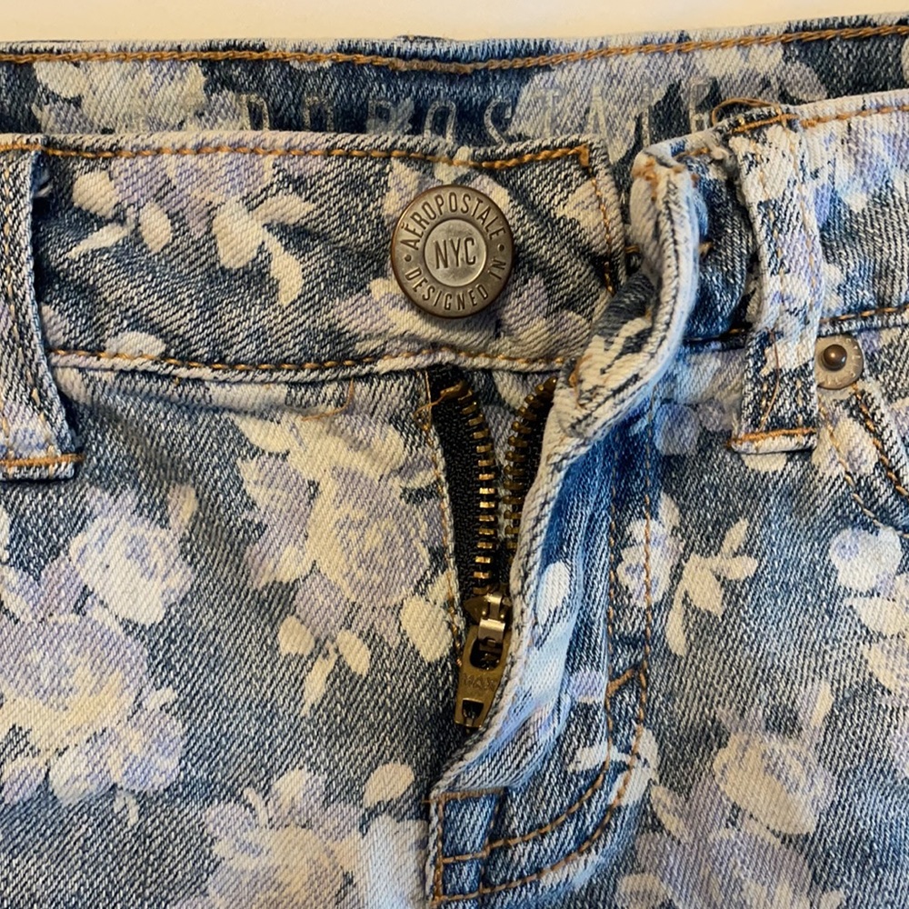 *SOLD*Low-Rise Floral Print Cut-Offs - Picture 4 of 13